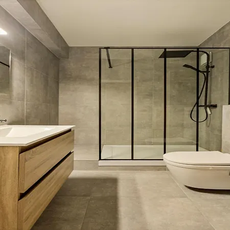 In Near The アパート